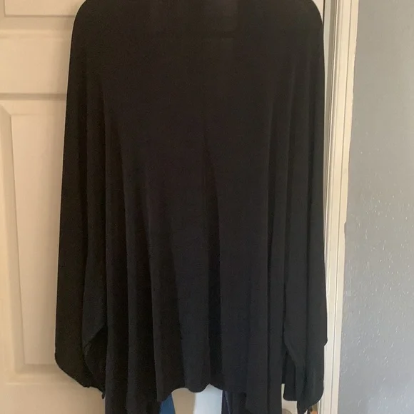 Pretty top flattering top - Picture 3 of 5